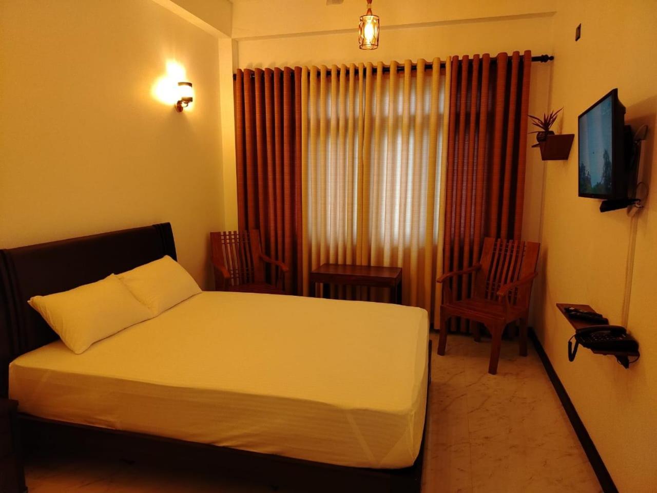 Diora Hotel ラトゥナプラ エクステリア 写真