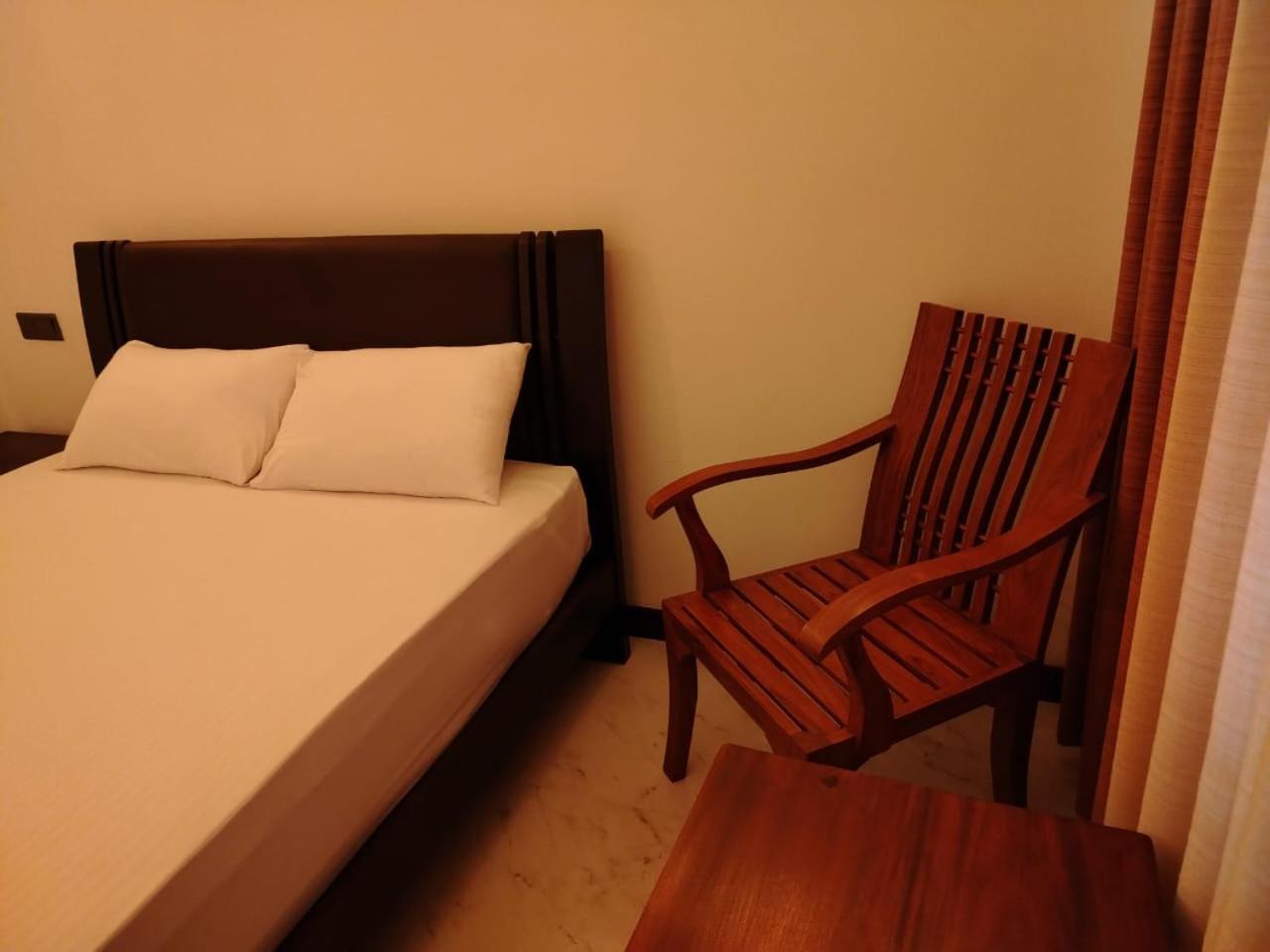 Diora Hotel ラトゥナプラ エクステリア 写真