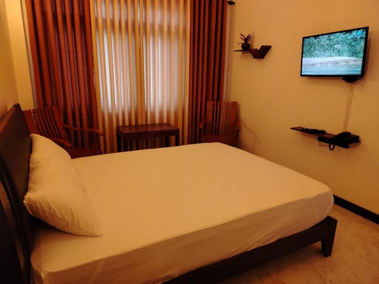 Diora Hotel ラトゥナプラ エクステリア 写真