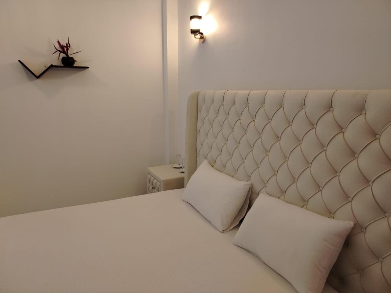 Diora Hotel ラトゥナプラ エクステリア 写真