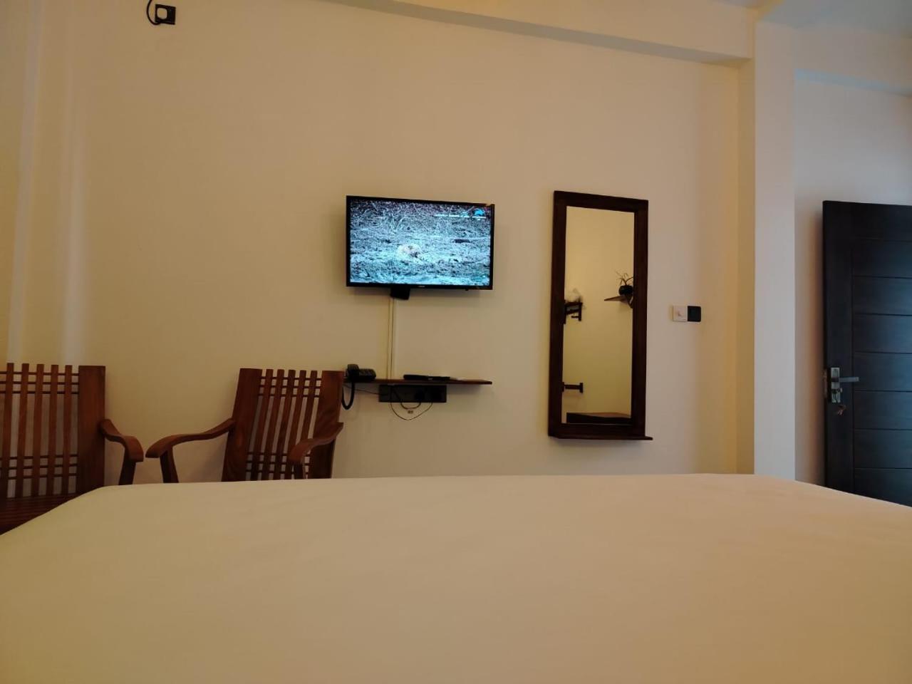 Diora Hotel ラトゥナプラ エクステリア 写真