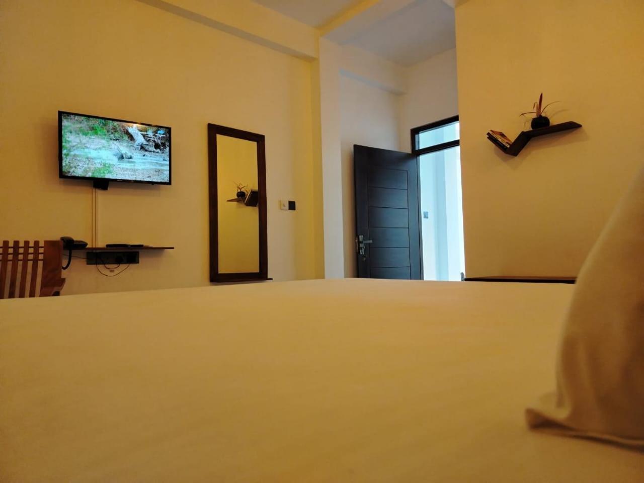 Diora Hotel ラトゥナプラ エクステリア 写真
