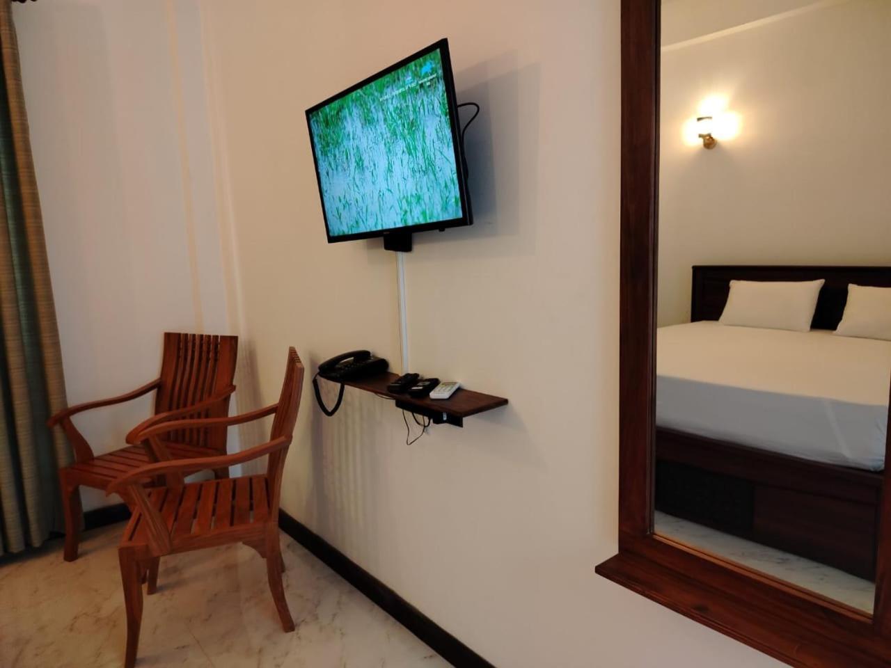 Diora Hotel ラトゥナプラ エクステリア 写真