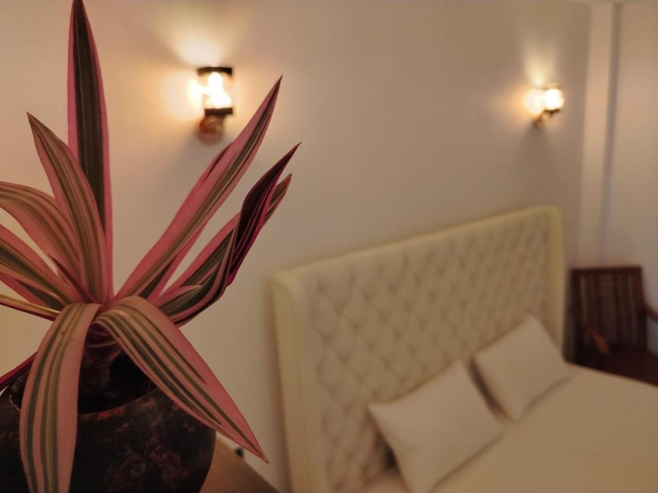 Diora Hotel ラトゥナプラ エクステリア 写真