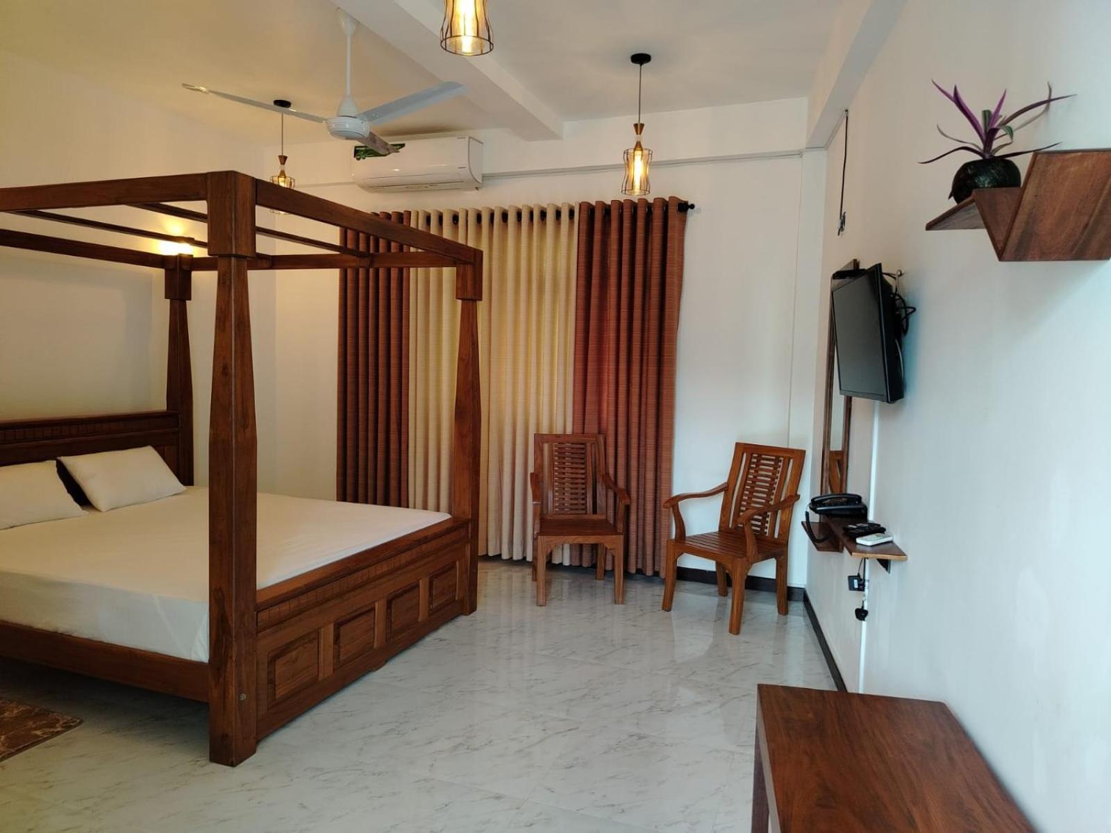 Diora Hotel ラトゥナプラ エクステリア 写真
